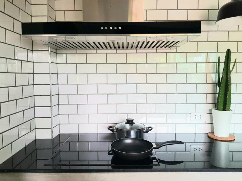 Cr&eacute;dence de cuisine, quel mat&eacute;riau choisir pour un r&eacute;sultat durable